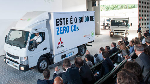 Xe tải điện FUSO Canter E-Cell: giải pháp cho dịch vụ vận chuyển.